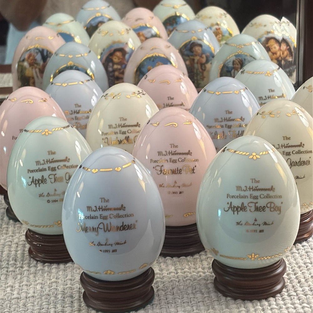 Outstanding vintage Danbury Mint MJ Hummel porcelain    Egg set !!